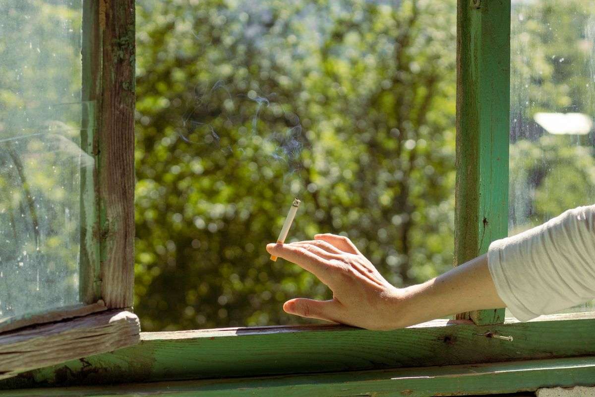 Personne libérée du tabac respirant en plein air, près de Nantes