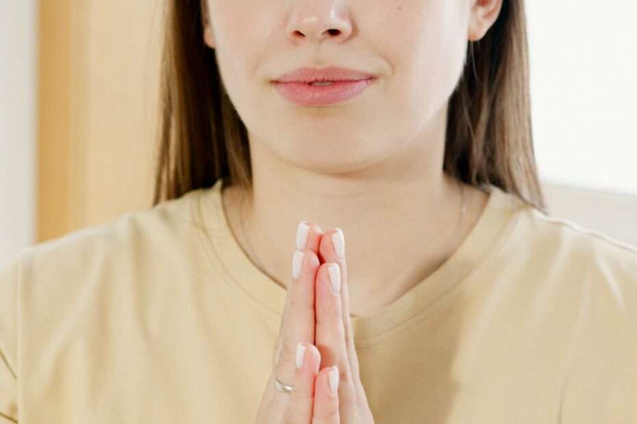 Femme sereine pratiquant l'auto-hypnose pour apaiser le stress