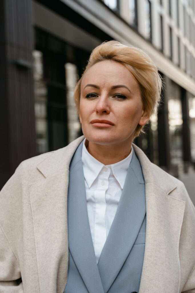 Femme confiante et apaisée