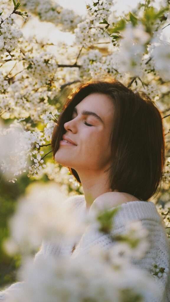 Femme sensible et sereine dans la nature (hypersensibilité)