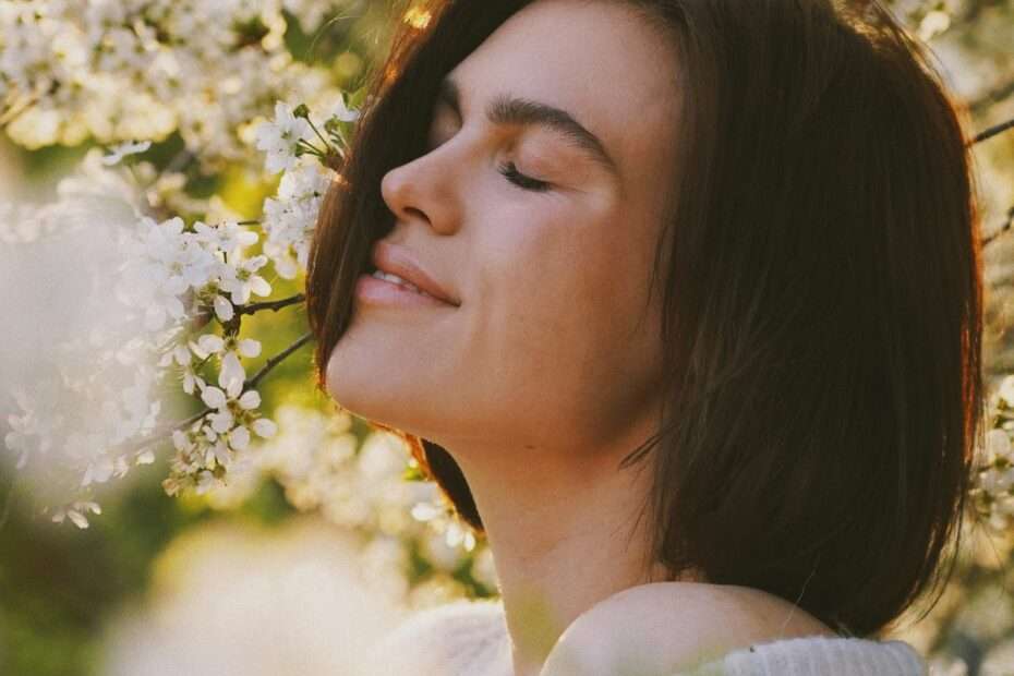 Femme sensible et sereine dans la nature (hypersensibilité)