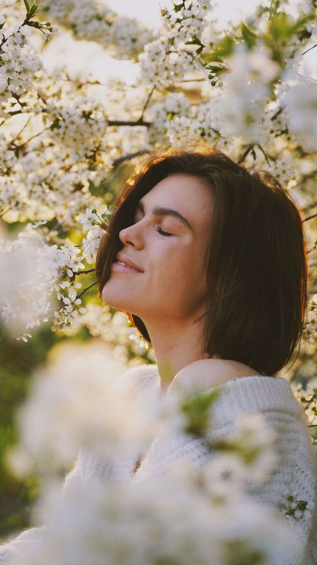 Femme sensible et sereine dans la nature (hypersensibilité)