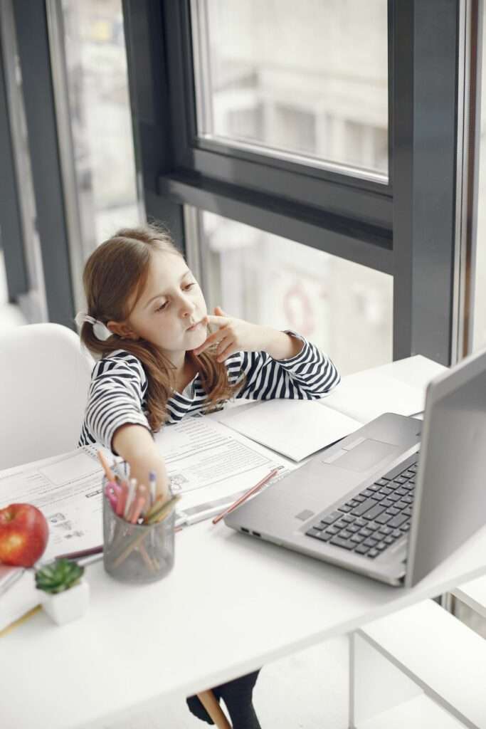 Enfant concentré pendant ses apprentissages (TDAH)