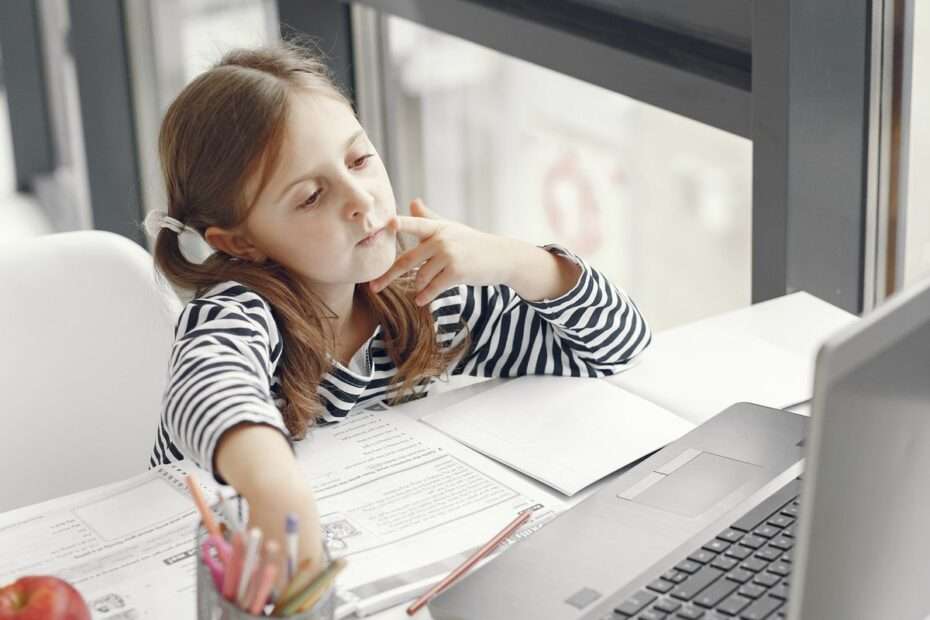 Enfant concentré pendant ses apprentissages (TDAH)