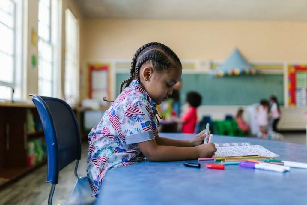 Enfant qui écrit : accompagnement des troubles dys