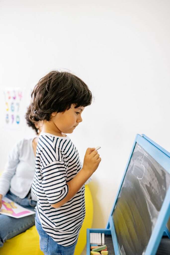 Enfant serein dans un moment calme (autisme, TSA)