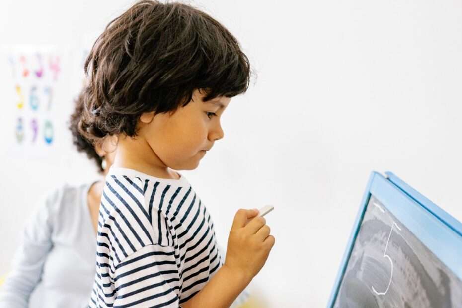 Enfant serein dans un moment calme (autisme, TSA)