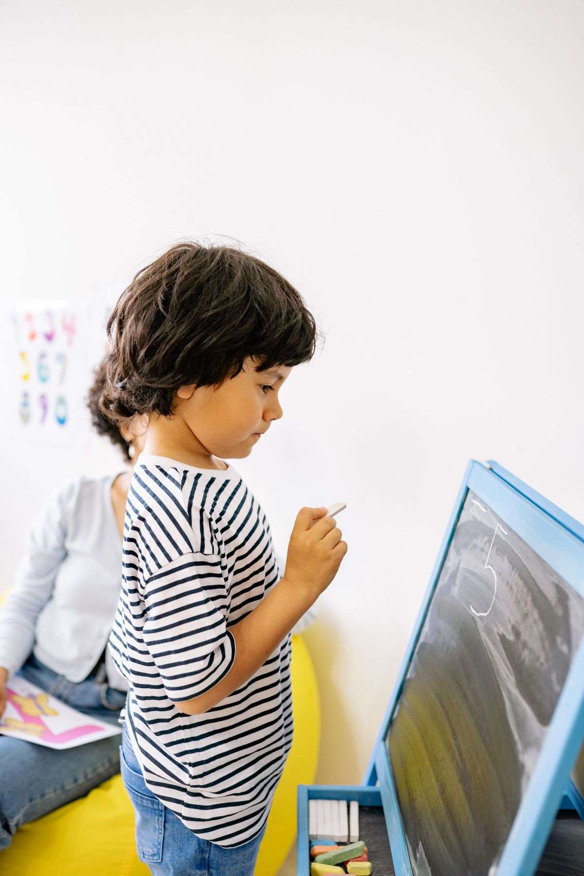 Enfant serein dans un moment calme (autisme, TSA)