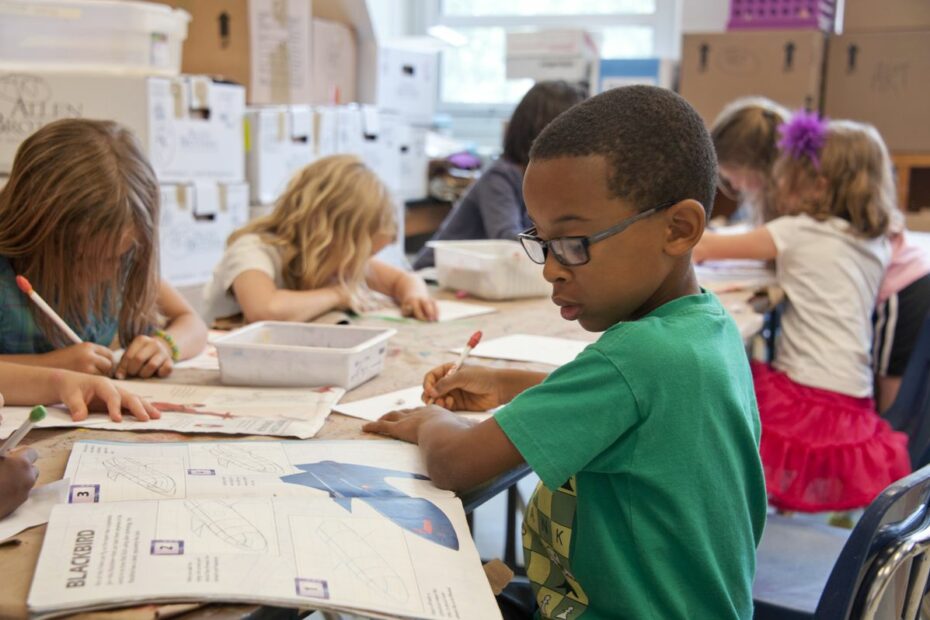 Enfant précoce concentré à l'école, apaisé face à l'anxiété scolaire, hypnose près de Nantes