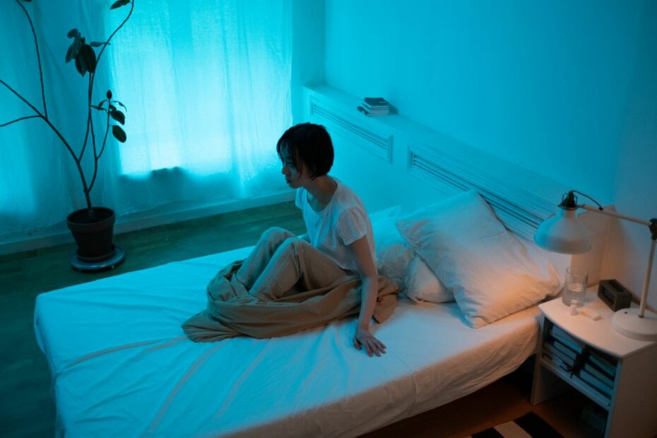 Chambre calme à la lumière douce évoquant un sommeil réparateur, hypnose sommeil près de Nantes