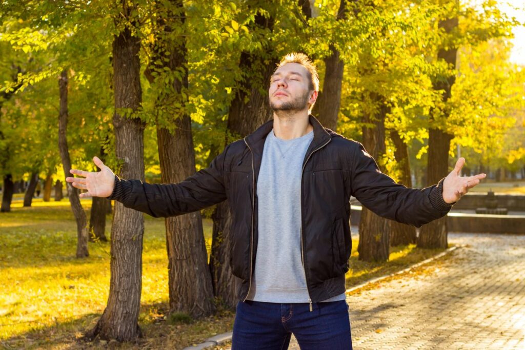 Personne assise au calme, les yeux fermés, respirant profondément pour gérer ses émotions