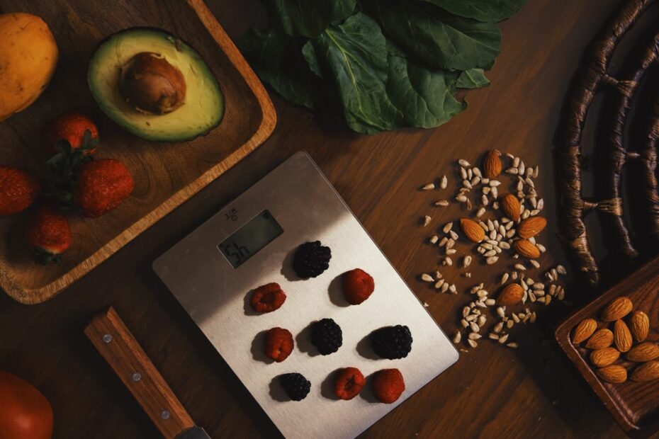 Assiette équilibrée de légumes frais sur une table en bois, symbole d'une alimentation apaisée